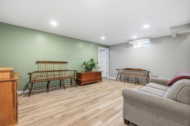 N29W22090 Kathryn COURT, Waukesha, WI 53186