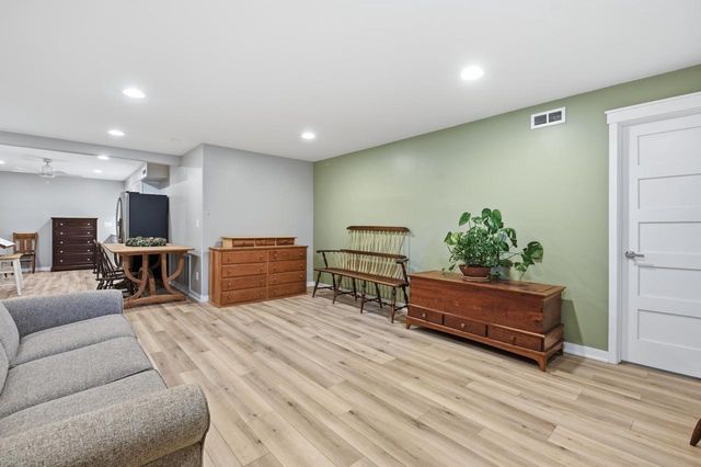 N29W22090 Kathryn COURT, Waukesha, WI 53186