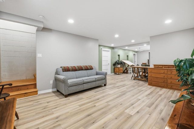 N29W22090 Kathryn COURT, Waukesha, WI 53186