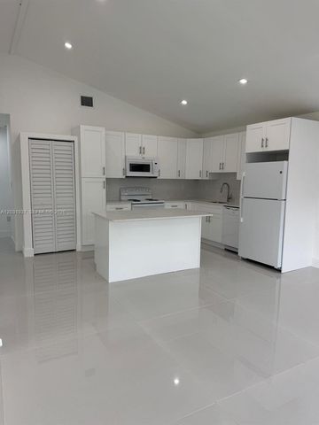 15615 NE 5th Court B, Miami, FL 33162
