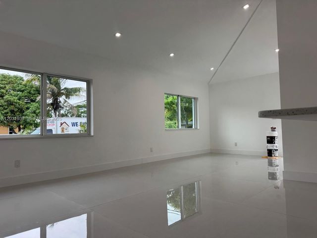 15615 NE 5th Court B, Miami, FL 33162