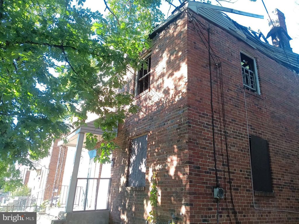 330 OAKLAND ST, TRENTON, NJ 08618 — exterior