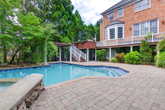 63 Charney Court, Manhasset, NY 11030
