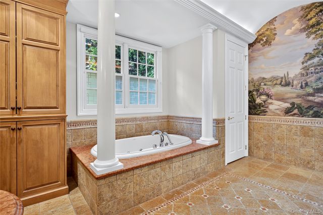 63 Charney Court, Manhasset, NY 11030