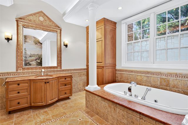 63 Charney Court, Manhasset, NY 11030