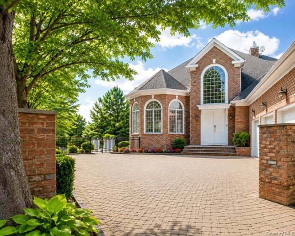 63 Charney Court, Manhasset, NY 11030 — exterior