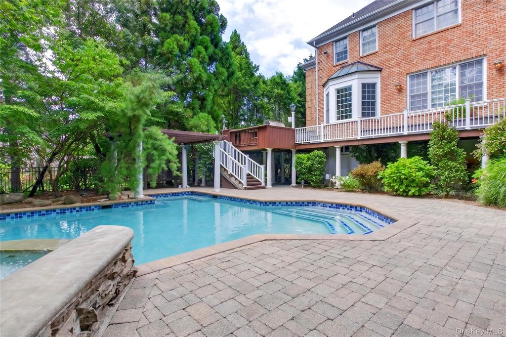 63 Charney Court, Manhasset, NY 11030 — photo 2