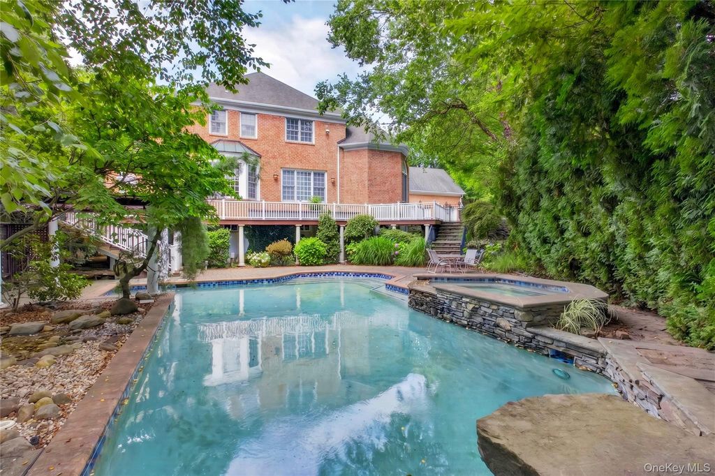 63 Charney Court, Manhasset, NY 11030 — photo 3