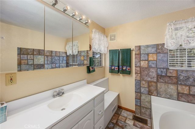 1134 Scenic Way, Rimforest, CA 92378