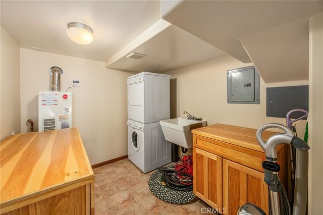 1134 Scenic Way, Rimforest, CA 92378