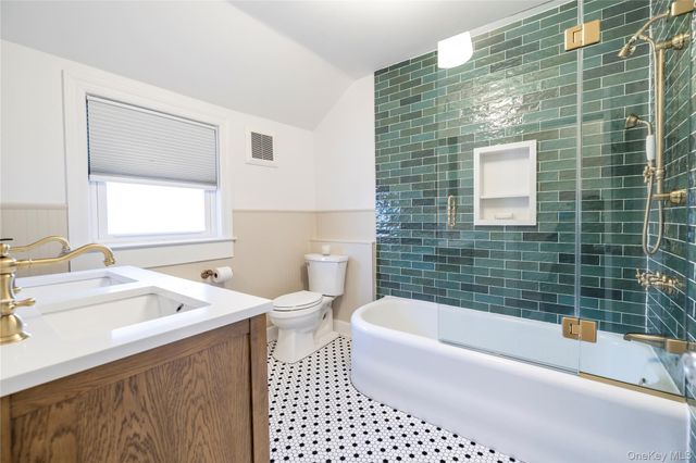 17 Roxbury Road, Rockville Centre, NY 11570