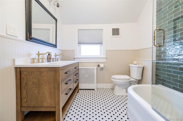 17 Roxbury Road, Rockville Centre, NY 11570