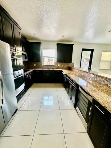 9825 NW 86th Ter, Doral, FL 33178