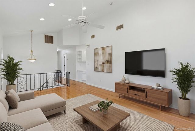 20 N Washington Avenue, White Plains, NY 10603