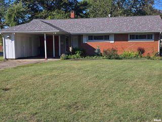 32 CIRCLE Drive, Centralia, IL 62801