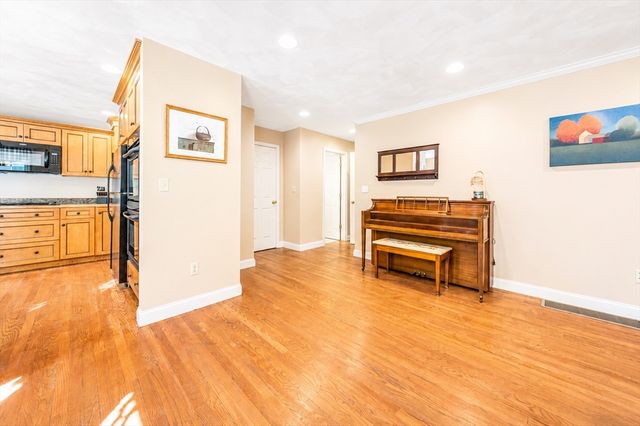 323 Oakhill Ave, Attleboro, MA 02703