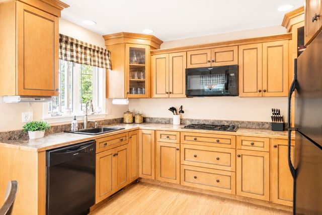 323 Oakhill Ave, Attleboro, MA 02703