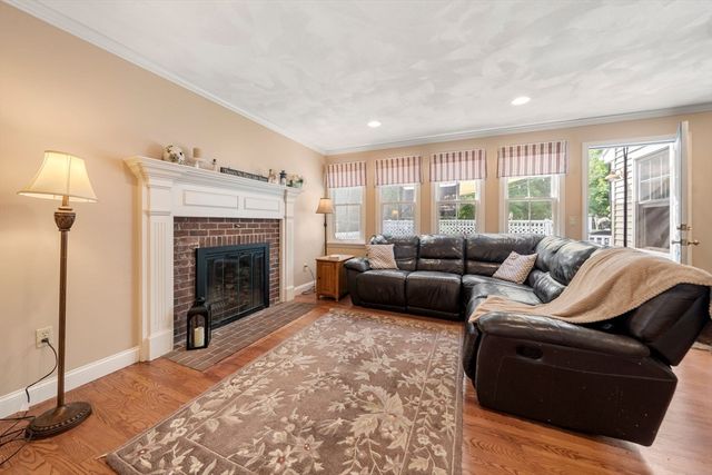 323 Oakhill Ave, Attleboro, MA 02703