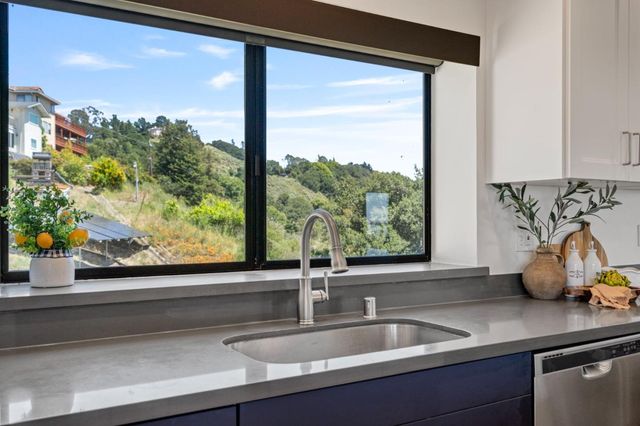 5160 Old Redwood Road, Oakland, CA 94619