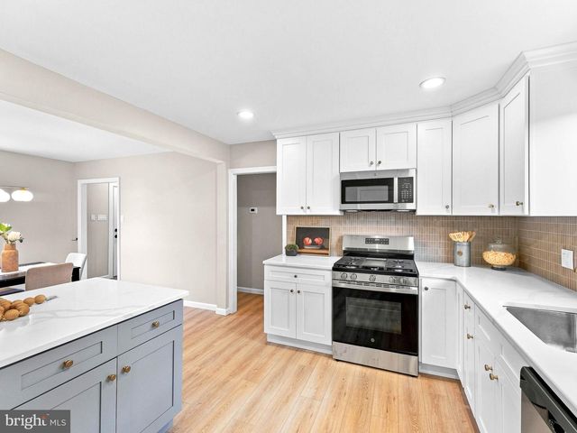 106 LAKESIDE DR, Glassboro, NJ 08028