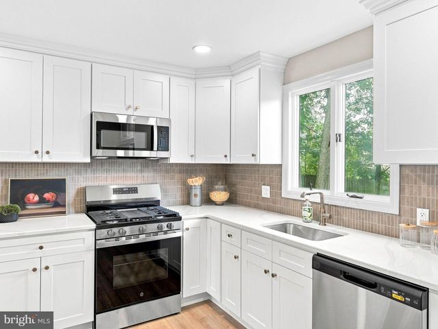 106 LAKESIDE DR, Glassboro, NJ 08028