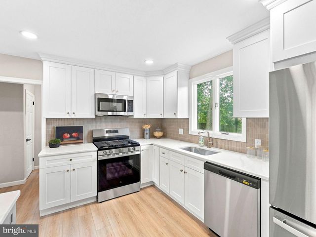 106 LAKESIDE DR, Glassboro, NJ 08028