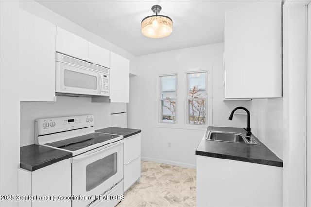 2106 Coolridge Road, Holt, MI 48842