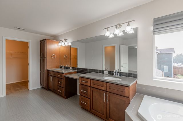 32205 49th Avenue S, Auburn, WA 98001