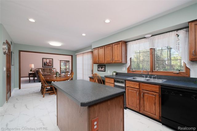 38621 Rutgers Drive, Farmington Hills, MI 48335