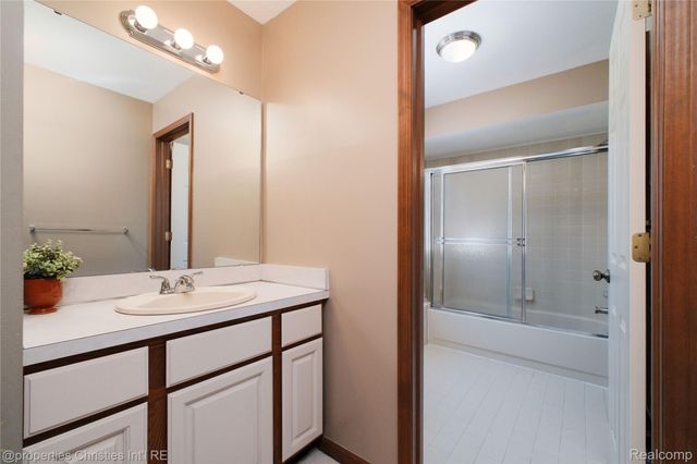 38621 Rutgers Drive, Farmington Hills, MI 48335
