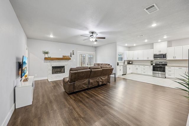 705 Lynnfield Drive, Arlington, TX 76014