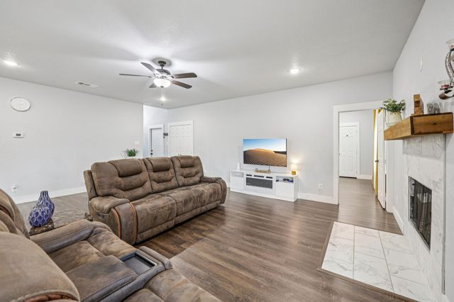 705 Lynnfield Drive, Arlington, TX 76014