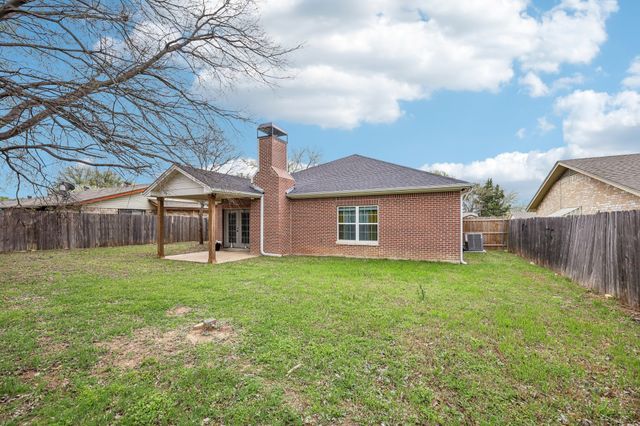 705 Lynnfield Drive, Arlington, TX 76014