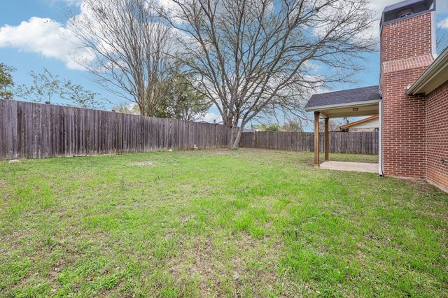 705 Lynnfield Drive, Arlington, TX 76014
