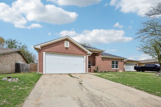 705 Lynnfield Drive, Arlington, TX 76014