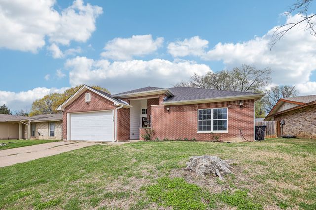 705 Lynnfield Drive, Arlington, TX 76014