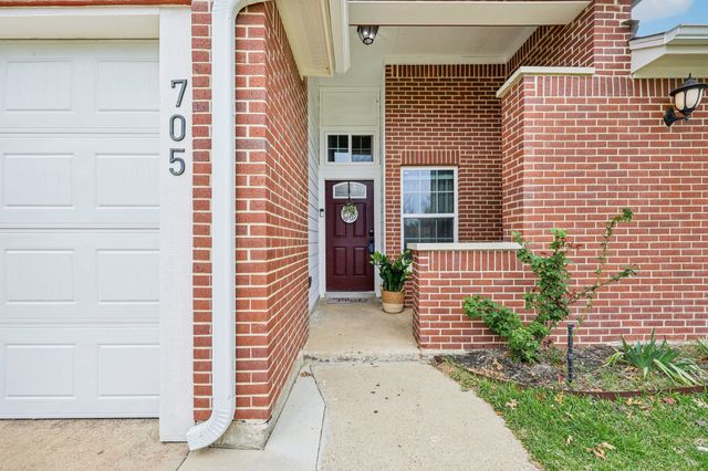 705 Lynnfield Drive, Arlington, TX 76014