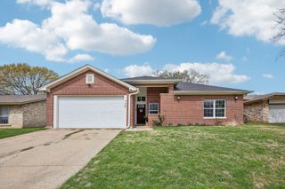 705 Lynnfield Drive, Arlington, TX 76014