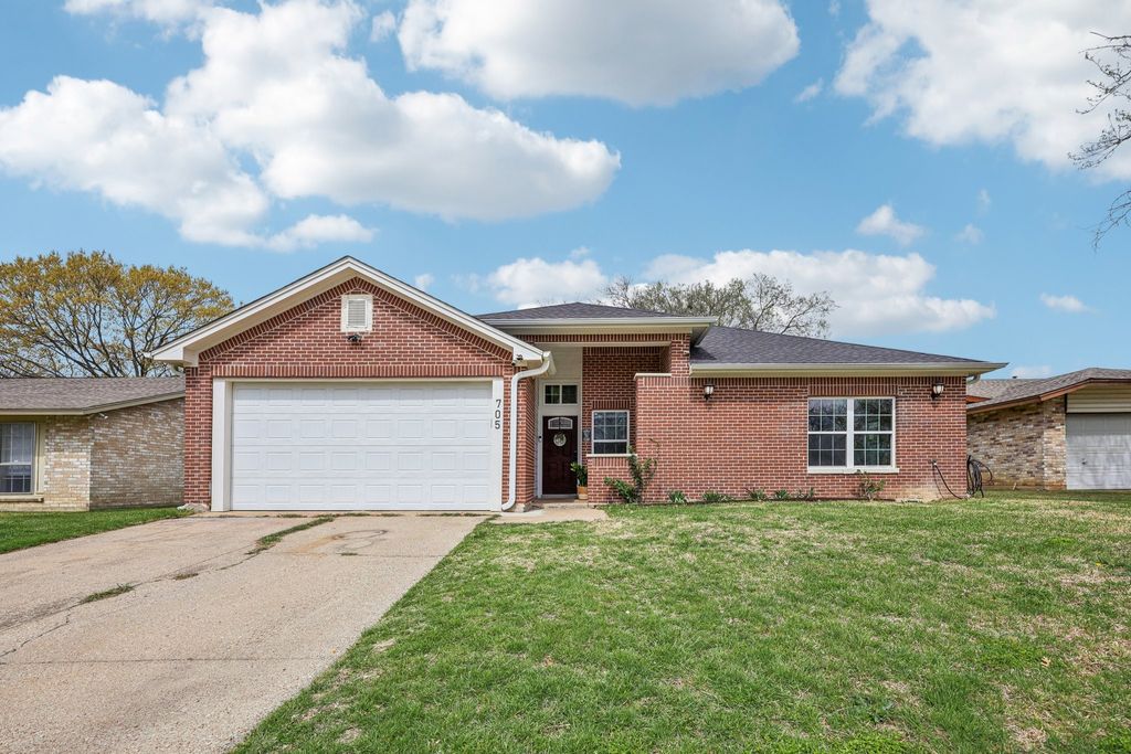705 Lynnfield Drive, Arlington, TX 76014