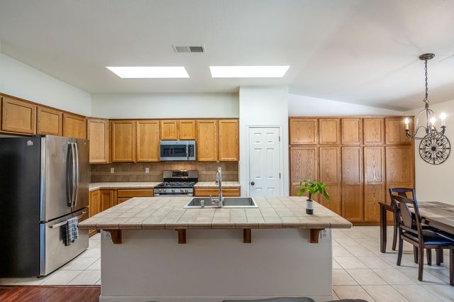 4633 W Cherry Avenue, Visalia, CA 93277