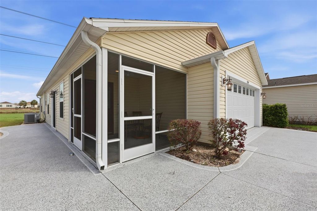 Image 2 of property listing at 2747 DYSON LOOP, The Villages, FL 32163