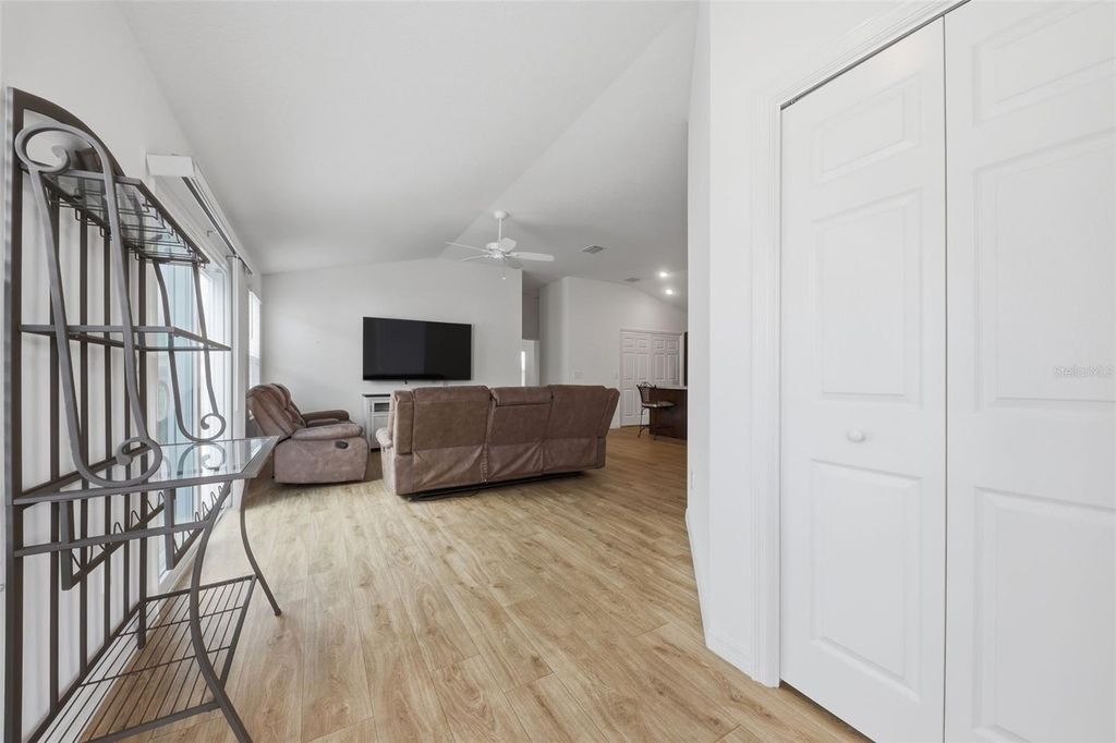 Image 5 of property listing at 2747 DYSON LOOP, The Villages, FL 32163