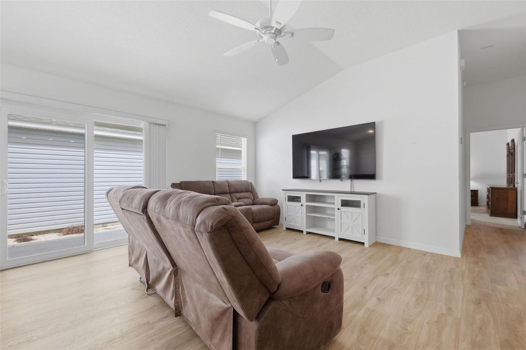 Image 6 of property listing at 2747 DYSON LOOP, The Villages, FL 32163