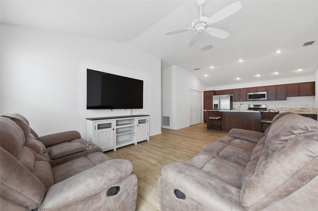 Image 7 of property listing at 2747 DYSON LOOP, The Villages, FL 32163