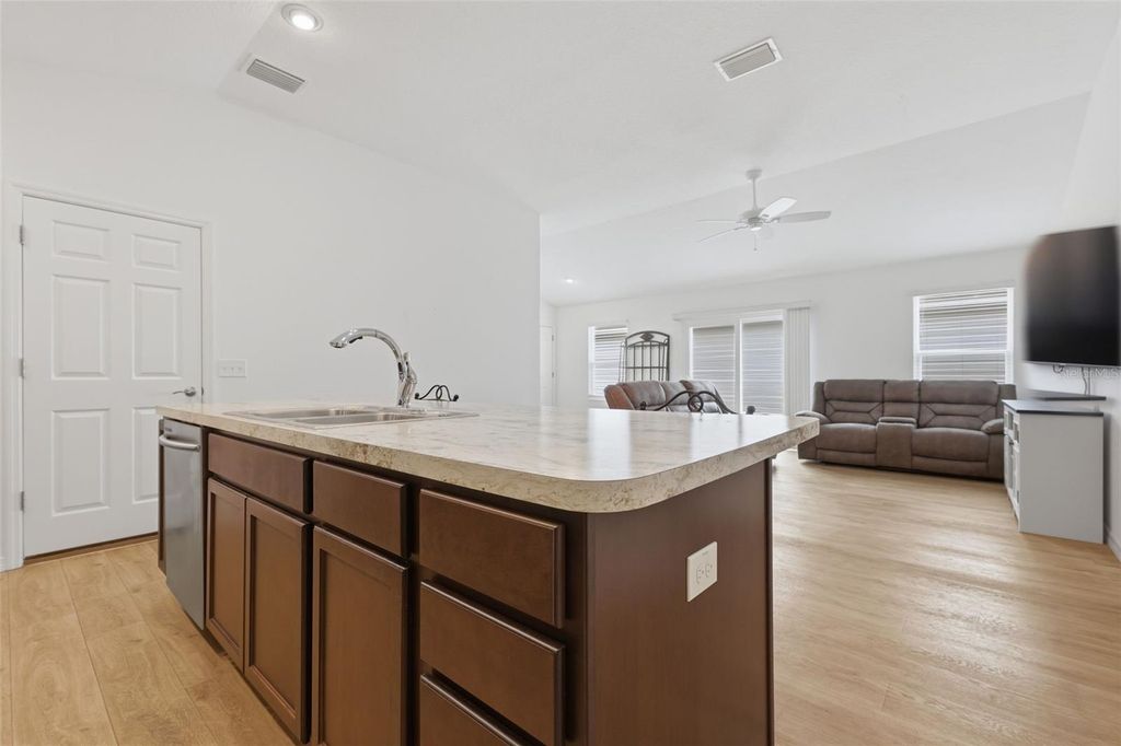 Image 9 of property listing at 2747 DYSON LOOP, The Villages, FL 32163