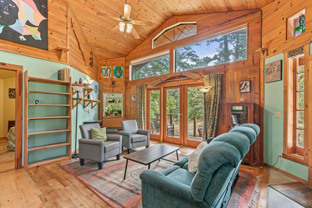 1225 Messinger Road, Grants Pass, OR 97527