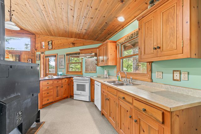 1225 Messinger Road, Grants Pass, OR 97527