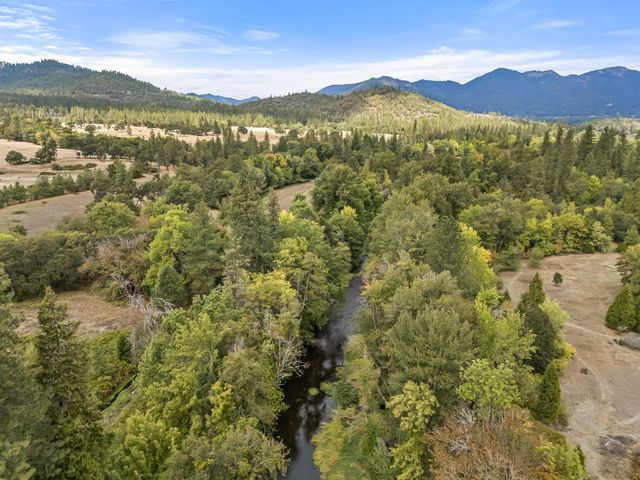 1225 Messinger Road, Grants Pass, OR 97527