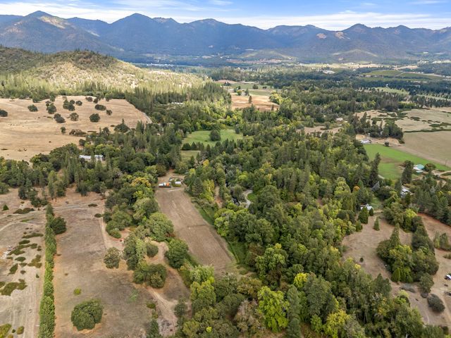 1225 Messinger Road, Grants Pass, OR 97527