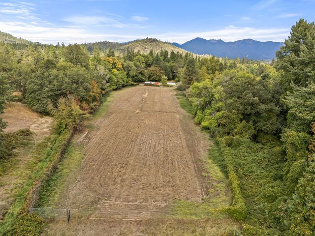 1225 Messinger Road, Grants Pass, OR 97527